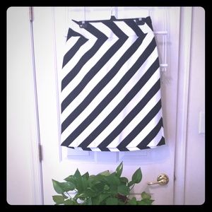 Black and white diagonal stripped straight skirt.